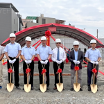 新業(yè)建設(shè) 穆椿松 名譽董事長(左四)、卓勝隆 董事長(右三) 偕同土地銀行經(jīng)理 黃哲雄(右四)，與新業(yè)職人團隊，於5/16吉日一同為【微丘森鄰】揭開序幕。