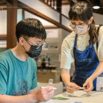 老師細(xì)心解說(shuō)雕刻刀的使用技巧與注意事項(xiàng)，從握刀的姿勢(shì)到雕刻的角度，為光影帶來(lái)不同的風(fēng)情與變化。