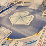 課程中透過(guò)『思考圖』，引導(dǎo)小組分析圖卡上的主題問(wèn)題，藉由其他案例分析，進(jìn)而探討『品牌認(rèn)知度』與『品牌辨識(shí)度』。