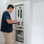 電器開(kāi)關(guān)箱說(shuō)明各室空間與設(shè)備，並提供水電線路配置圖，特別在廚房與客廳設(shè)置「不斷電系統(tǒng)」的紅色插座，即使遇到突發(fā)停電，也能持續(xù)供電。