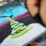 畫筆下恣意揮灑的聖誕樹，翠綠的松葉上佈滿層層的白雪，在夜空的照映下，更顯樹梢上溫暖的希冀。