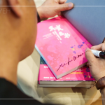 當(dāng)天抽獎(jiǎng)禮準(zhǔn)備藝術(shù)家的新書—真實(shí)色彩：優(yōu)席夫的藝術(shù)光旅，一段探索美、發(fā)現(xiàn)光，發(fā)現(xiàn)自我的藝術(shù)之旅，從孕育他的部落文化開始，展開的生命歷程，最後全然接納自我，回鄉(xiāng)引進(jìn)藝術(shù)教育、發(fā)揚(yáng)部落文化價(jià)值，在創(chuàng)作中發(fā)現(xiàn)真實(shí)自我的故事。