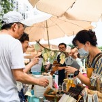 新業(yè)卓勝隆董事長(zhǎng)(左一)也偕同妻子前來(lái)盛夏市集Fun一下，充滿(mǎn)檸檬餘韻觸動(dòng)味蕾的風(fēng)味，是健康又消暑的飲品推薦款！