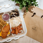 致上T2 Café特製輕食餐盒，可口扎實(shí)的墨式雞肉烤餅及濃厚的巧克力布朗尼，為集中精力的手作活動(dòng)後帶來一份愜意的午茶時(shí)光。 