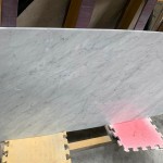 待石材半成品出爐後，更需要經(jīng)過嚴(yán)格的人工檢驗(yàn)，例如磨邊圓弧度及平整光滑度，通過職人的審視才能過關(guān)！