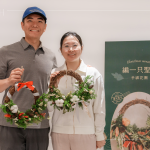 在花草香之間，感受放慢心緒的節(jié)奏，將花圈掛至家中門前，一份門前的問候，為冬日增添另一份美好。