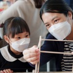 家長們帶著孩子，細(xì)心解說燈籠組裝的細(xì)節(jié)，從抽象的想像慢慢進(jìn)展為具體的藝術(shù)
作品。