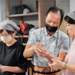 用虎口按壓，精準(zhǔn)的包覆甜蜜麥芽內(nèi)餡，透過執(zhí)行長的細(xì)心教學(xué)，一顆顆手作太陽餅即將熱騰騰出爐囉!