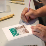 作品下方輕輕落下姓名和日期，為這段夏日的時(shí)光，留下一筆獨(dú)一無(wú)二的印記，悄悄收藏一段屬於自己的藝術(shù)時(shí)光。