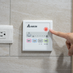 浴室「多功能涼暖風機」，呵護全家人的需求，冬日保暖不溼冷，夏日降溫不燥熱，維持室內的乾燥與空氣清新。 