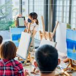 每組老師一步步帶領(lǐng)著家族們，各種畫筆的運(yùn)用技巧，層層塗抹，完成一幅冬日的回憶。