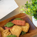 活動小禮，致上公益烘焙坊的客製小點(diǎn)，可愛、溫馨兼顧著美味，留下令人難忘的午後時(shí)光。