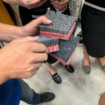 除了大型切磨機(jī)、角磨機(jī)及磨切片，師傅手中的小小鋼刷在磚石上來回「消磨」，也能呈現(xiàn)石材自然風(fēng)化的紋路面，賦予石材一層細(xì)緻的質(zhì)感。