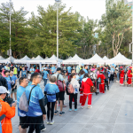 幸運轉(zhuǎn)盤活動吸引大大小小朋友的參加，只要當天與新業(yè)立地熱氣球合照，就可以獲得抽獎機會！