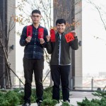 拿著自己印製的春聯(lián)與紅包袋，每位家族們都帶著心滿意足的笑容，春暖花開迎好年。