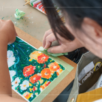 最後將固定紙膠帶撕除，除了固定畫紙，更保留相框感白邊，讓作品看起來更完整、精緻，如同裱框的畫作。