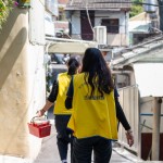 穿梭在街頭巷弄之間、爬樓於老公寓之中，志工們腦海彷彿有一張捷徑地圖，各個擔上使命必達的責任，快速地將便當送到長輩們的手中。