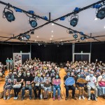 睽違許久的沙龍聚會，高舉老師的作品小卡，記錄下難能的相聚時光。