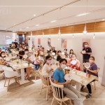 恣意揮灑藍(lán)彩，度過了一場知性美的周六時光，待火窯燒結(jié)後，這只青瓷，將化為獨一無二的手感工藝。