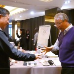 課程中亦有趣味互動，結(jié)合反向思考，打破固有的思維模式，培養(yǎng)創(chuàng)造性和解決問題之能力。(圖右為新業(yè)建設創(chuàng)辦人-穆椿松 先生、圖左為簡福榮總經(jīng)理)