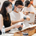 棉繩一繞一繞地將藥草球綁緊，可當(dāng)成日常小物，透過捶打、按壓，達到穴位放鬆，促進身體代謝，更舒暢。