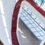 光線穿透玻璃，灑落在蜿蜒的紅毯旋梯上，從二樓延伸至五樓的曲線，讓建築不再只是結(jié)構(gòu)，更是一場光的藝術(shù)。