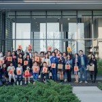 這日，即將迎向中國新年之前，有和陽暖日、綠意蔓蔓，紅紅剪紙燈籠妝點(diǎn)，將這
份團(tuán)圓喜聚刻畫得如詩如畫。