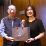 課程尾聲，新業(yè)建設卓勝隆董事長(圖左)準備禮品致贈，感謝陳資璧講師(圖右)帶給我們精采充實的教育訓練。