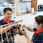 新業(yè)建設(shè) 邱正光 副總經(jīng)理賢伉儷，也加入這次公益包粽行列，身體力行，益起響應(yīng)，共創(chuàng)美好良善的循環(huán)。