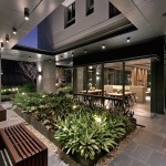 除了白天的明亮與綠意疊翠，臨近傍晚時，中庭植栽之間打著光芒，也帶來另一番曖昧的風(fēng)味。－【新業(yè)宜家】。