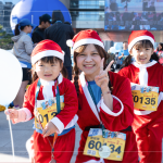 小小聖誕老人出發(fā)囉，今年新增的2K變裝組，讓賽道及會場上多了許多可愛的小小身影。