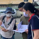 建築師與藝術家張婷雅(圖左一)，透過圖面的討論與現場實際模擬，讓「自然元素寓教於樂」，想給孩子們天馬行空的想像空間。