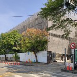 因原有圍牆構(gòu)造毀損嚴(yán)重、不堪修復(fù)，育英國(guó)中側(cè)門及部分圍牆也是本次街道美化項(xiàng)目之一。（圖攝於108.11.07，為育英堂施工期間）