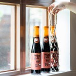 致上「古早味手工柴燒醬油清」做為伴手禮，並附上「手工編織麻繩」，以傳統(tǒng)的方式編織出最誠(chéng)摯的心，在周末與家人好友來(lái)場(chǎng)美味的醬香料理吧!