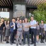 誠摯感謝臺中同業(yè)先進，建樹建築與生活職人的歡聚，共同相知相惜！
卓勝隆董事長(圖中左一)帶領(lǐng)新業(yè)設(shè)計團隊與創(chuàng)健健設(shè) 黃彬煌建築師(圖中右一)一同合影。
