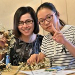 秋季微涼的天氣，讓我們一同將秋日的果實，巧手轉(zhuǎn)變成妝點居家空間的浪漫花圈。