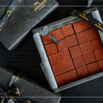 致上充滿聖誕氛圍的 #chochoco 比利時(shí)生巧克力，巧克力的質(zhì)感溫潤(rùn)如絲絨，在這感恩季節(jié)，與家人分享，感受輕柔滑順的幸福。