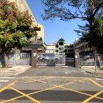 破損嚴(yán)重的圍牆改造為格柵，不僅讓視野穿透、也一併保有隱密性，整體與後門協(xié)調(diào)的連為一體。