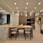 以米白色系為主調(diào)，稍加點綴的大理石紋、木色的溫潤雅致，猶如女主人般溫柔賢淑，入得了廚房也能出得了廳堂。