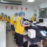 一早，甘霖基金會社工與志工們各司其職、分工合作，手腳俐落的準備1000多份飯包，提供給臺中9大地區(qū)的長者，也是每日問候的開始。