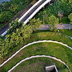 在水岸生活用緩緩的步調(diào)散步， 有時(shí)也能俯拾筏子溪畔垂釣人們的悠閒風(fēng)景