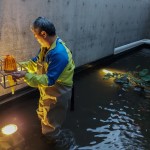 新業(yè)職人將雙足浸入水裡，測試不同高低與角度的琉璃燈光效果，只為選出最貼近完美的建築表情。