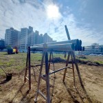 在豔陽高照的好日子，一支支即將深入地底的地質(zhì)鑽探用管，在一旁蓄勢待發(fā)準(zhǔn)備上場!