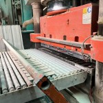 按照完美比例調(diào)配好的土料，送入機(jī)器將磁磚一一壓製成形，在此排列依序、登場(chǎng)亮相。