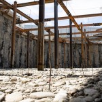 一根根的鋼筋植入土地，鮮紅色的標(biāo)籤紙是提醒灌漿師傅，填入的厚度。