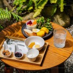 乳蛋白優(yōu)格搭配水煮蛋、現(xiàn)烤地瓜及當(dāng)季水果生菜，手作優(yōu)格創(chuàng)意健康料理。