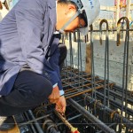 新業(yè)建設(shè)卓勝隆董事長(zhǎng)親手於22樓樓頂扎緊「噴金漆鋼筋」，安置於屋頂中樑位置，祈求一切順利，房屋永固。