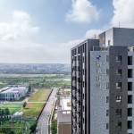 去年底交屋之又一力作－「築之細(xì)道」，座落於竹北市福興路?福興一路，混色外牆磚的柔和層次感與藍(lán)天白雲(yún)融為一體，如畫(huà)一般美好。