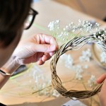 將滿天星修剪成想要的長度，一束一束裝飾上藤圈，讓花圈增添了一份手感的溫度。