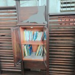 窗櫺式書櫃為本處書席主要之書籍分享空間，等您來(lái)交換一本好書。